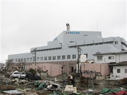 津波で1階部分が壊滅状態になった旧病院（11年4月19日撮影）