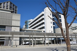 新大学病院（左）と改修する既存の大学病院新棟（右）