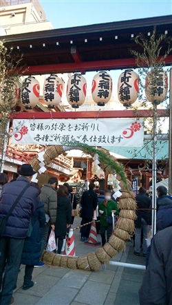 鷲神社で参拝の列に並ぶ人々