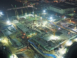 夜間も突貫工事で建設が進むSKハイニックスの新工場