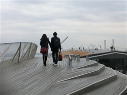 横浜の大桟橋をイチャつきながら歩くカップル