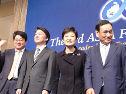 ハンギョレ新聞のアジアカンファレンスには女性の次期大統領候補のパク氏（右から2人目）も登場した