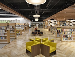 つがる市立図書館の内装