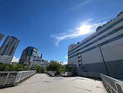 横浜駅みなみ東口。再開発でみなとみらい21地区などへの歩行者動線が強化される