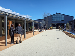 駅の隣接地で「軽井沢T-SITE」が開業した