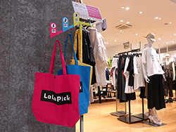 三井不動産は店外に商品を持ち出し、まとめて試着・購入できる「LaLa Pick」を行っている