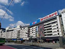 「ヨドバシカメラ」の進出が相次ぐ（写真は西武池袋本店が入居する建物）