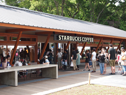 公園立地をうまく活かした「スターバックス コーヒー 上野恩賜公園店」