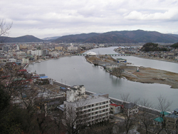 石巻市日和山から旧北上川を望む（12年12月撮影）
