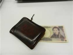 愛用の財布と、折れた5000円札（イメージ）