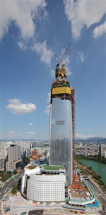 16年末完成に向けて建設中のロッテワールドタワー
