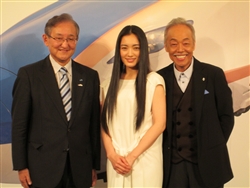 発表会に臨む真鍋社長（左）、仲間由紀恵さん（中央）、谷村新司さん（右）