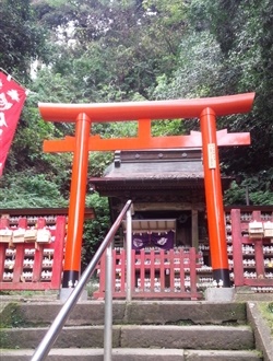 西口の隠れた観光名所である「佐助稲荷神社」