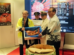 蟹を披露する富山県知事（左）、JR西日本・金沢支社長（左2人目）、JR東日本・東京駅長（左3人目）、鉄道会館社長（右）