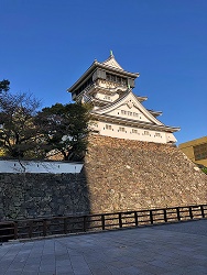 朝日を浴びた小倉城