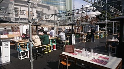 JR三ノ宮駅前にある「Street Table Sannomiya」