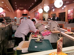 赤シャリが握られる「回転寿司みさき」の店内