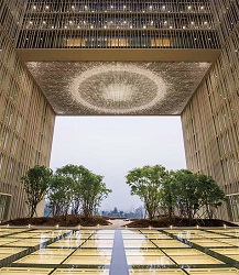 ソウル龍山に位置するアモーレ本社ビルの玄関広場の吹き抜け天井は、まるでアートのような「美の壺」を連想させてくれる