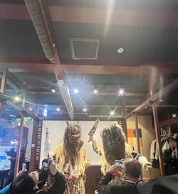 会見中に会場に乱入したナマハゲ