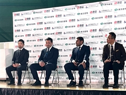 トークの様子（左から田中氏、三上氏、ナイカブラ氏、村上氏）