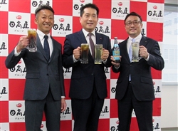 ハイデイ日高の青野社長（中央）、キリンビールの江田執行役員（右）、永昌源の大山社長（左）
