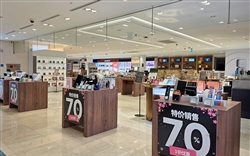 ソウル市内のある有名免税店では特価割引70％という売り文句の中国語が目につく