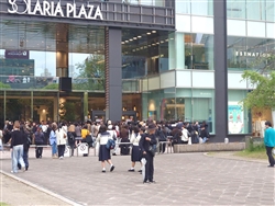 サテライトスタジオの周りにはものすごい人だかりができていた