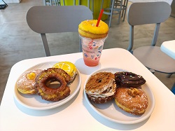 夏の期間限定ドーナツを推しドーナツとともに