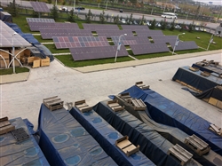輸出できずに在庫がたまる中国の太陽電池メーカーの工場の様子（2011年11月撮影）