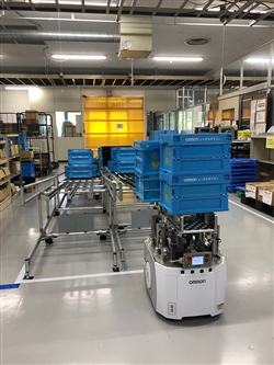 綾部工場で部品搬送に従事するモバイルロボット