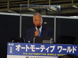 10月に名古屋で開催された「オートモーティブワールド2020」で講演する甘利明氏