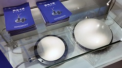 華卓精科技が展示した静電チャック