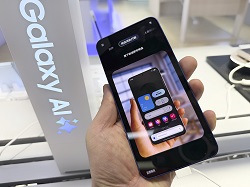 AI機能を搭載したサムスンの「Galaxy S25」（上海の家電量販店で撮影）