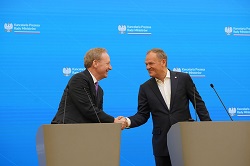 マイクロソフト副社長兼社長のブラッド・スミス氏とドナルド・トゥスク首相