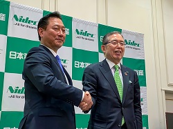 理想的後継者として迎えられた関氏（写真左、20年の社長就任発表にて）