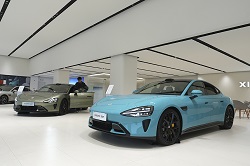 流線型でスポーティな外観のSU7（上海のシャオミー店舗で撮影）