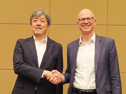 制御統合ECU向け高性能MCUでタッグを組むSUBARUとインフィニオン（左から柴田氏、ピーター氏）