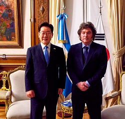 李大統領（左）とハビエル・ミレイ、アルゼンチン大統領　写真：韓国青瓦台