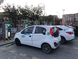 北京や上海などの大都市では充電設備が急速に普及拡大している（北京市郊外のマンション駐車場で撮影）