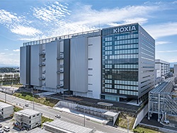 NANDはキオクシアの動向に注目が集まる（写真は北上工場のK2）
