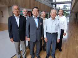 科学技術交流財団のあいち産業科学技術総合センターのスタッフ（右から2番目が加藤伸一氏）