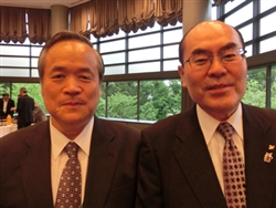 浜松ホトニクスの山本晃永専務（左）と宮城県の若生副知事（右）