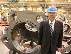 ITによる鋳造の革新を進める木村鋳造所の拠点・御前崎工場のラインに立つ木村智昭会長
