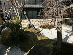 黒塀と白砂、そして枯木は日本の“粋”の文化 