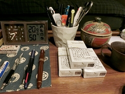 筆者の自宅の書斎にはパイロットの万年筆とタバコがいっぱい