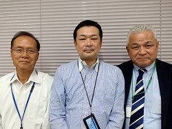 中央は東京ドロウイングの小宮社長、左は同寺岡会長、右はシリコンアーティストテクノロジーの班目社長