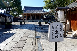 京都の壬生寺には新選組隊士の墓所が残っている。