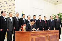 米韓FTAの批准書に署名する李 明博（イ・ミョンバク）大統領