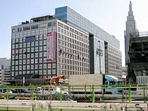 新宿駅新南口で建設中のJR駅ビル（右）